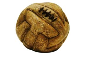 primeira bola de futebol
